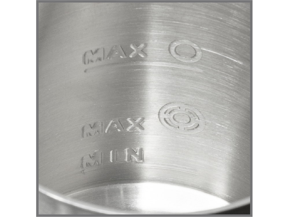 Primer plano de jarra acero inoxidable con indicadores 'MAX' y 'MIN' grabados en el lateral.