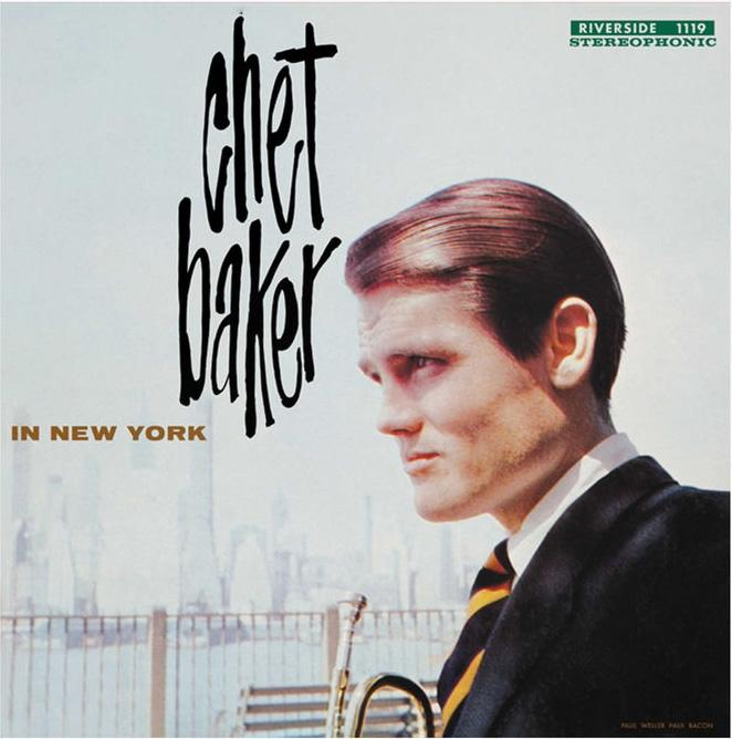 Album borító: Chet Baker profilban. A szöveg a következő: 'Chet Baker In New York.' A háttér egy városképet mutat.