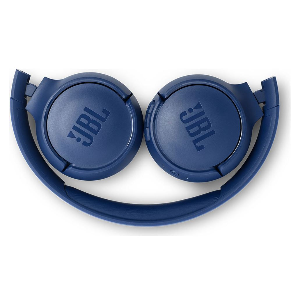 Katlanmış mavi JBL kulaklıklar, her iki tarafta JBL logosunu gösteriyor.