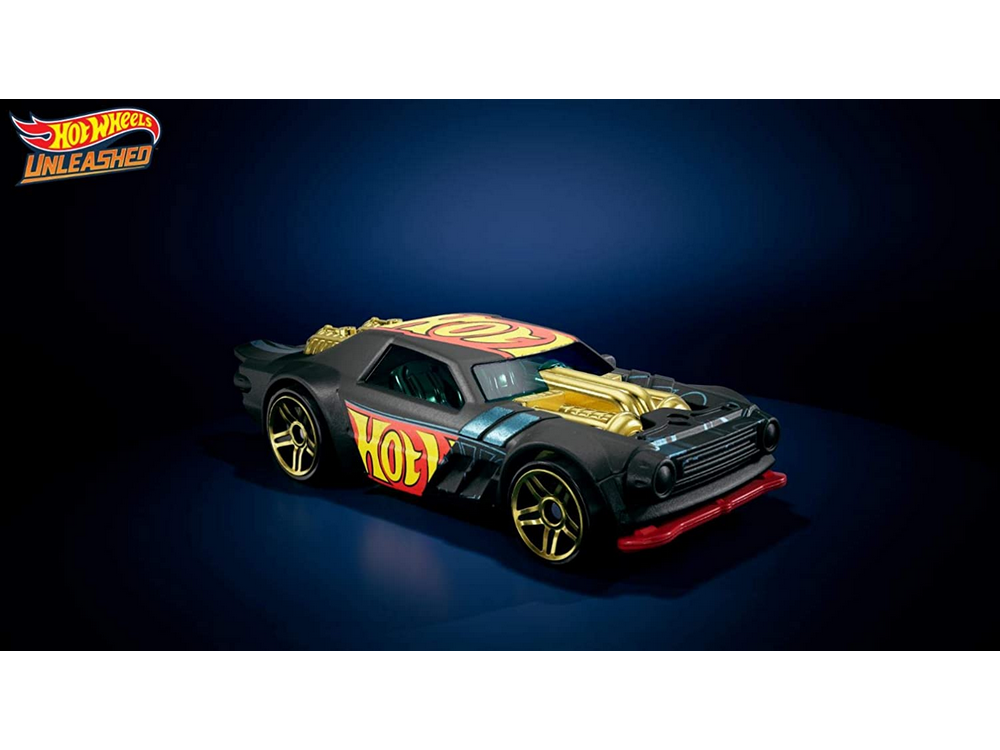 Un coche Hot Wheels negro sobre una superficie azul, con diseño rojo y dorado.