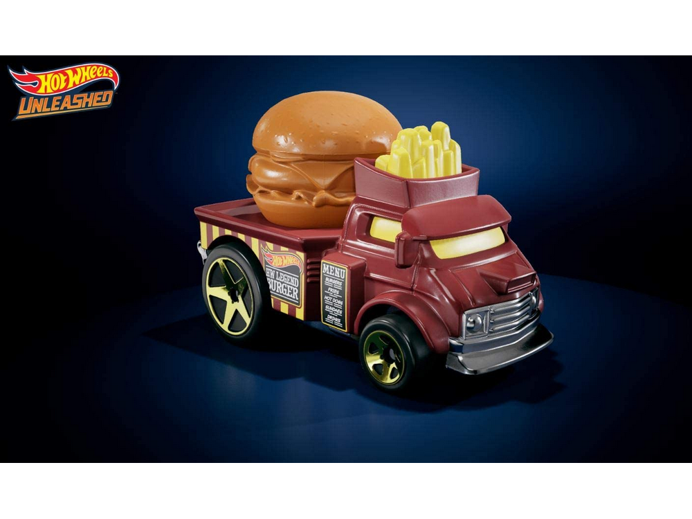Camión de juguete rojo que transporta una hamburguesa y papas fritas, con el logotipo de Hot Wheels.