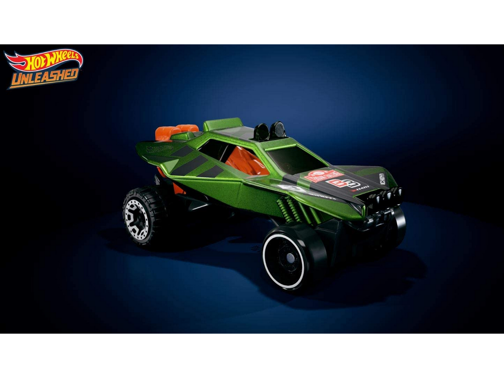 Coche de juguete Hot Wheels verde. Tiene ruedas negras, detalles naranjas y está sobre una superficie azul oscuro.