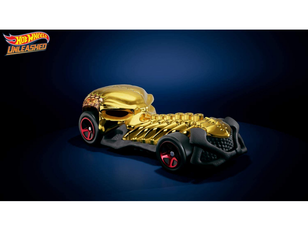 Un coche dorado de Hot Wheels con forma de calavera sobre fondo azul oscuro.