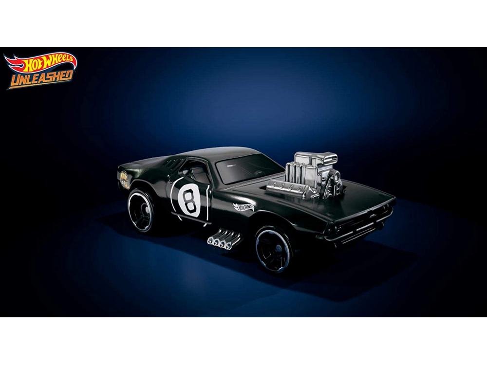 Un coche de juguete negro con el número 8.