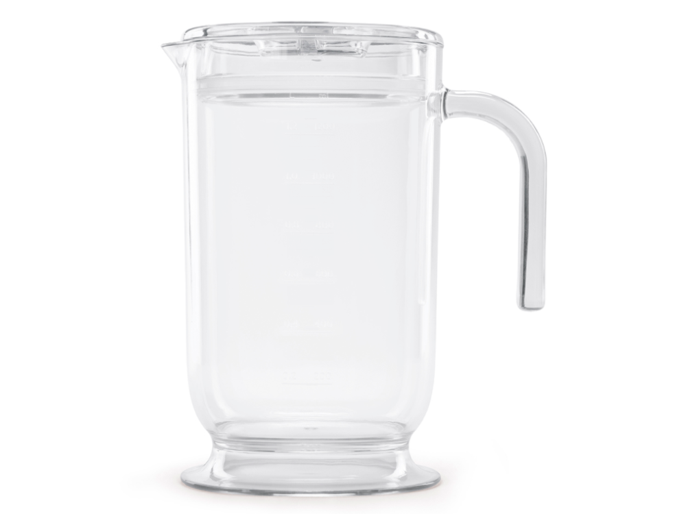 Jarra de plástico transparente con agua dentro y asa, con tapa blanca, sobre fondo blanco.