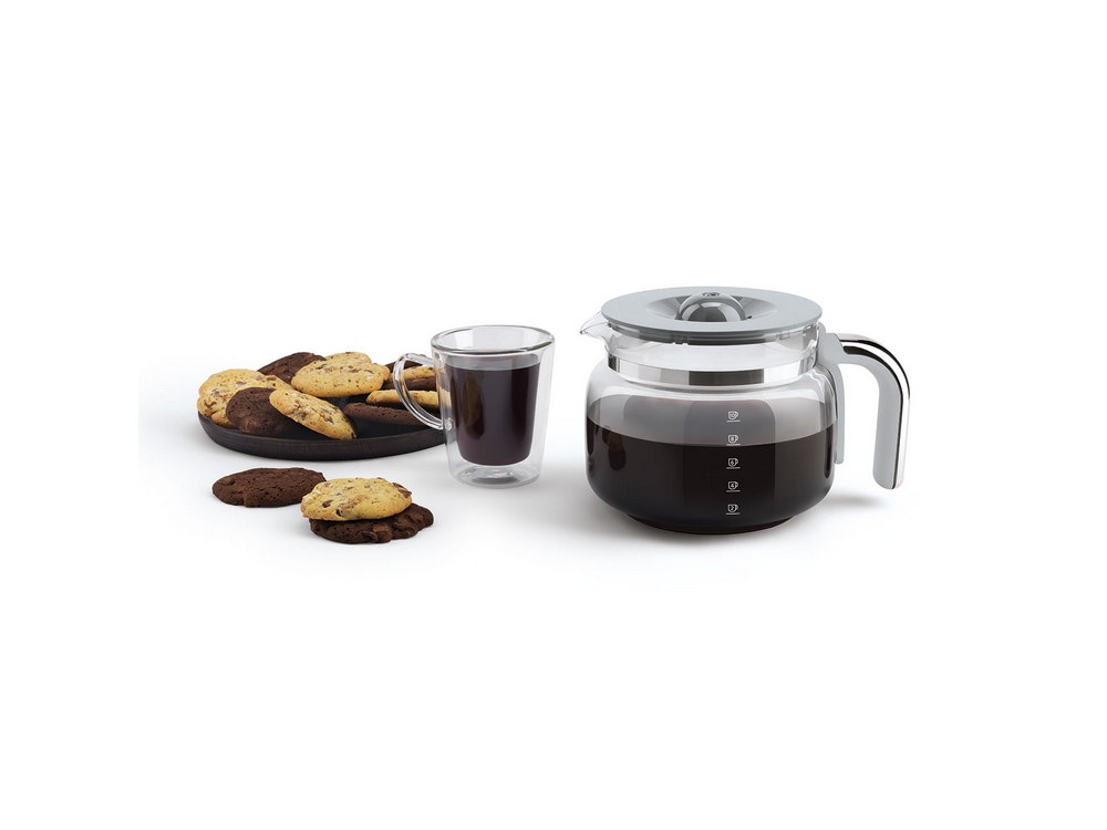 Una configuración de café con galletas, un vaso y una cafetera de cristal sobre una superficie blanca.