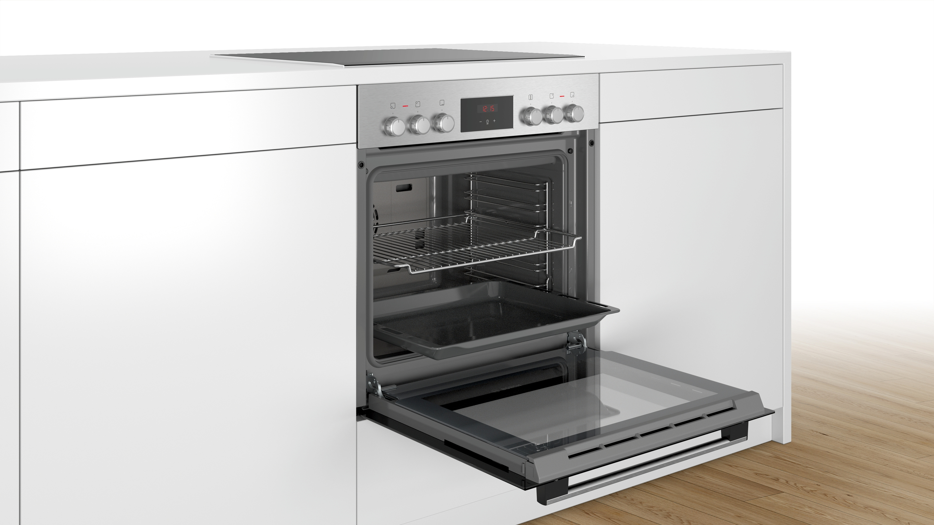 In einen weißen Küchenschrank eingebauter, offener Backofen.