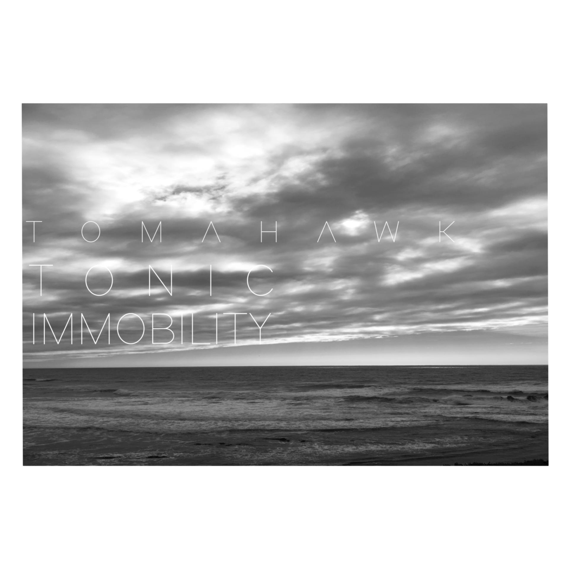 Zwart-wit foto van een bewolkte lucht boven de zee, met tekst 'TOMAHAWK TONIC IMMOBILITY'.