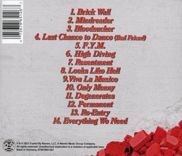 Album-Rückseite mit Titelliste in rotem Text, mit ziegelartigem Muster unten rechts.