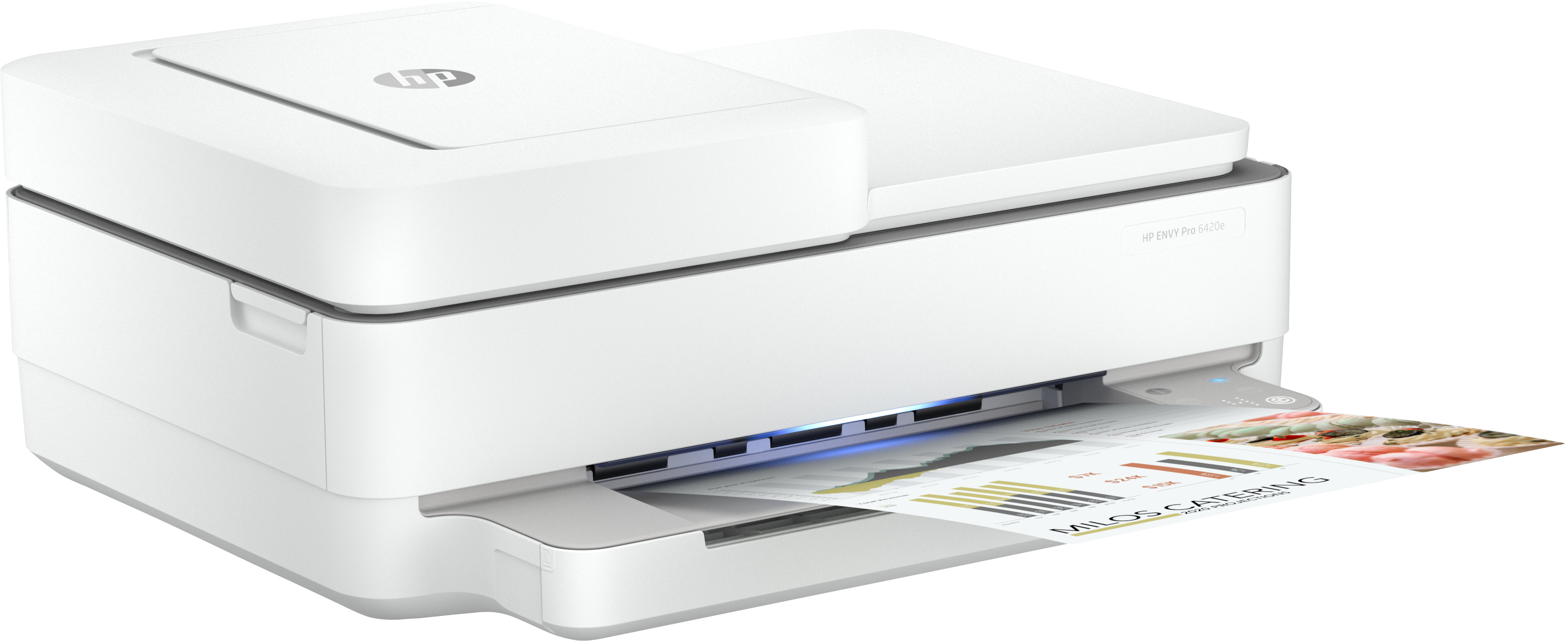 Een witte HP Envy Pro 6400 printer die een document met grafieken en diagrammen afdrukt.