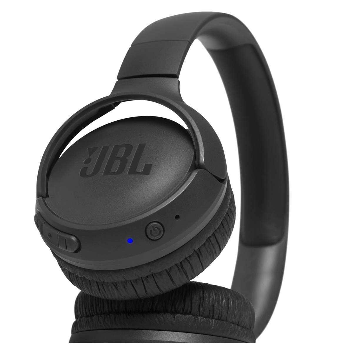 Sol kulakta bir düğmesi olan siyah JBL kulaklık. Kulaklıklar açılı.