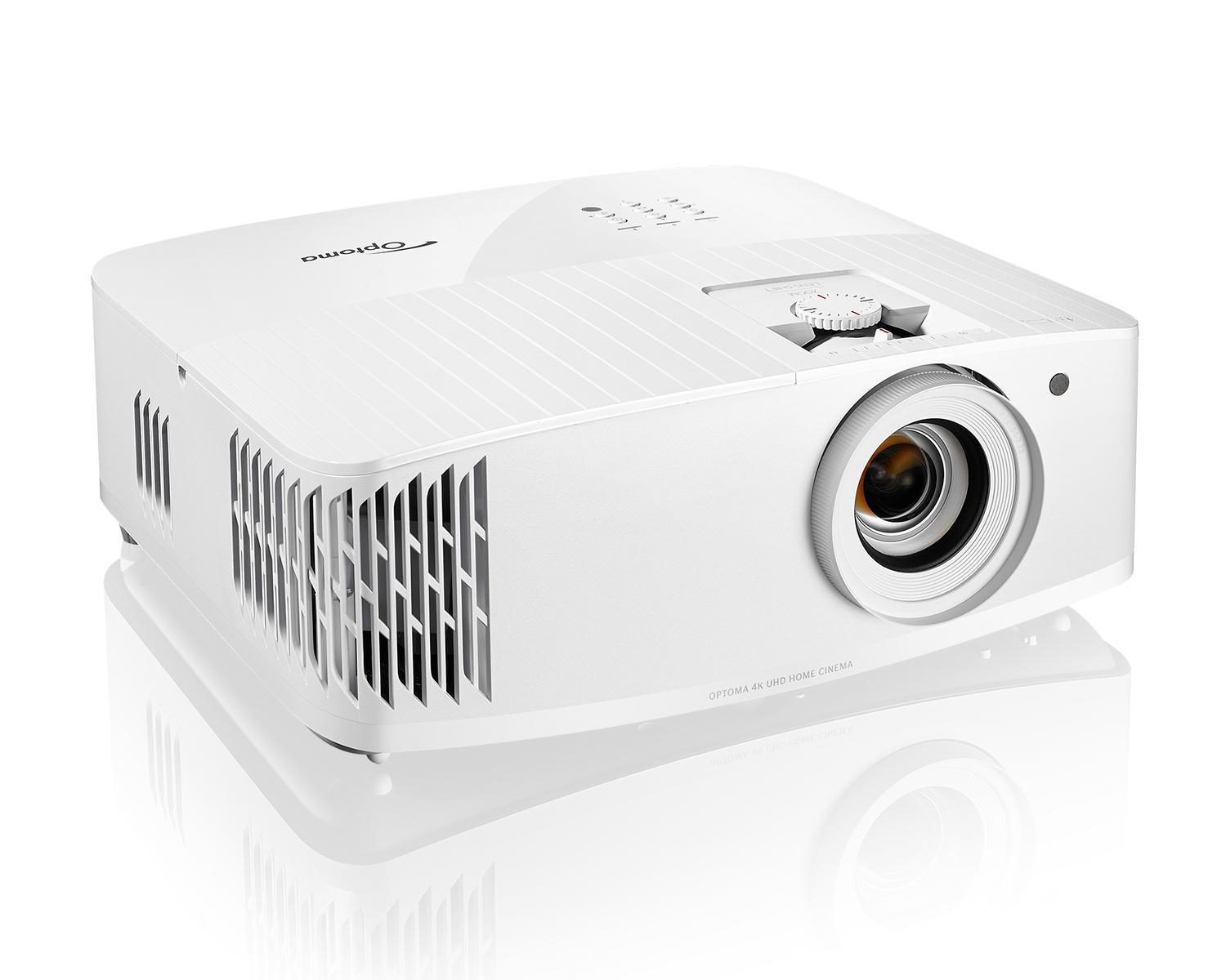Weißer Optoma 4K UHD Heimkino-Projektor, mit Linse nach rechts. Weißer Hintergrund.