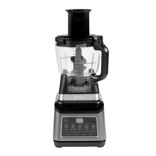 Ein Ninja-Foodprozessor auf schwarzem Hintergrund. Er hat eine transparente Schüssel, einen schwarzen Griff und Deckel sowie eine graue Basis mit Knöpfen.