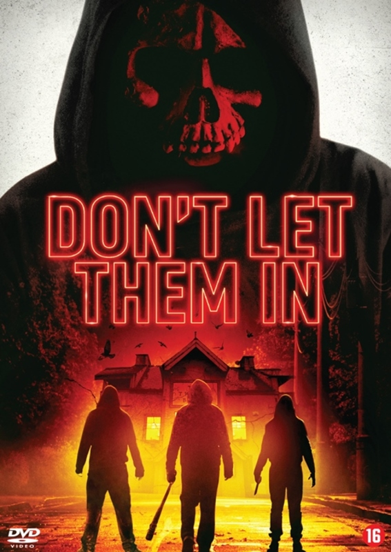 Filmposter van een horrorfilm. Een figuur met een capuchon en een schedel. Tekst: 'Don't Let Them In'.