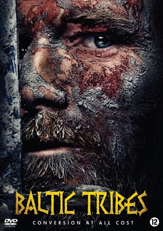 Un gros plan du visage d'un homme avec du sang et de la saleté, avec les mots 'Baltic Tribes' en bas.