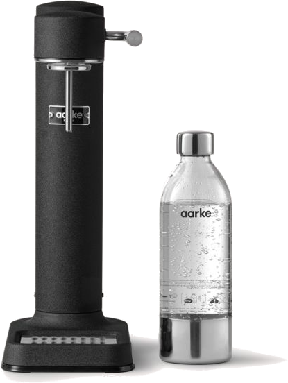 Soda Maker und Wasserflasche auf weißem Hintergrund. Der Soda Maker ist schwarz.