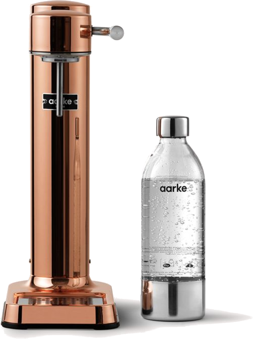 Kupferfarbener Sodabereiter und eine transparente Aarke-Flasche, weißer Hintergrund.
