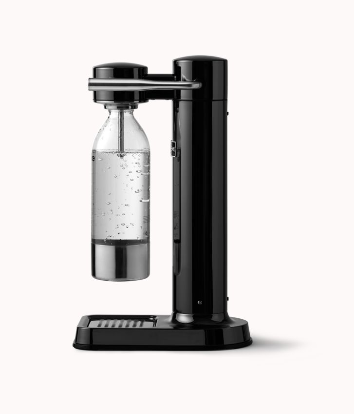 Ein schwarzer Sprudelwasserbereiter mit Glasflasche und schwarzen Akzenten.