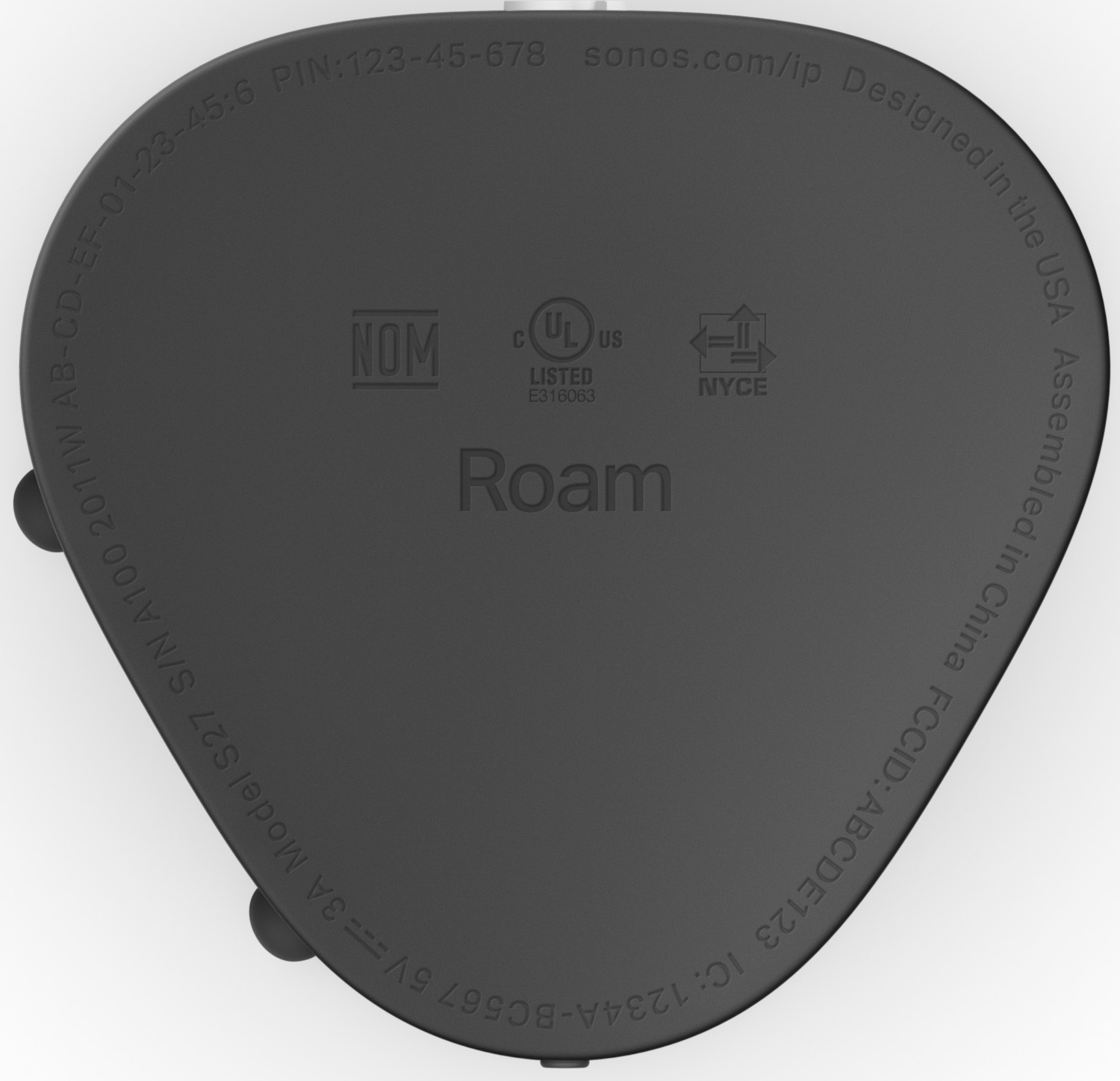 Zwarte onderkant van de Sonos Roam-luidspreker. Het heeft labels met model-, serie-, PIN- en certificatie-informatie.