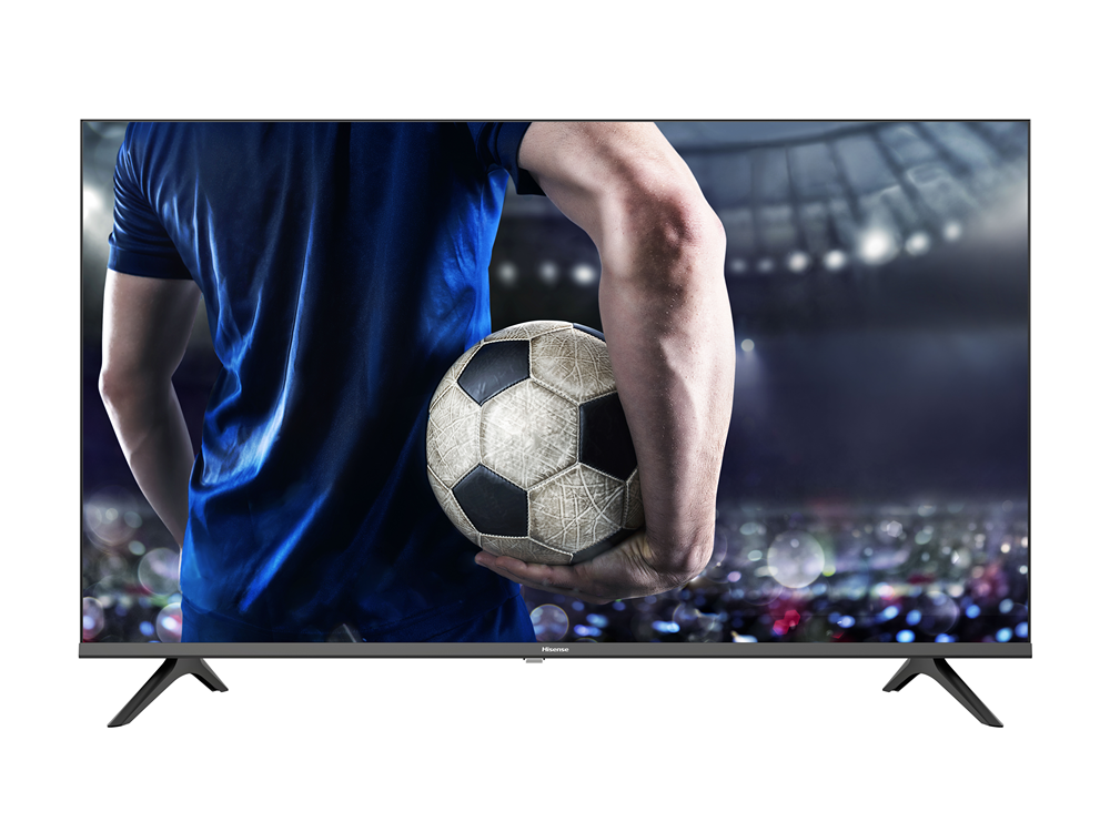 Un televisor muestra un partido de fútbol. Una persona sostiene un balón.