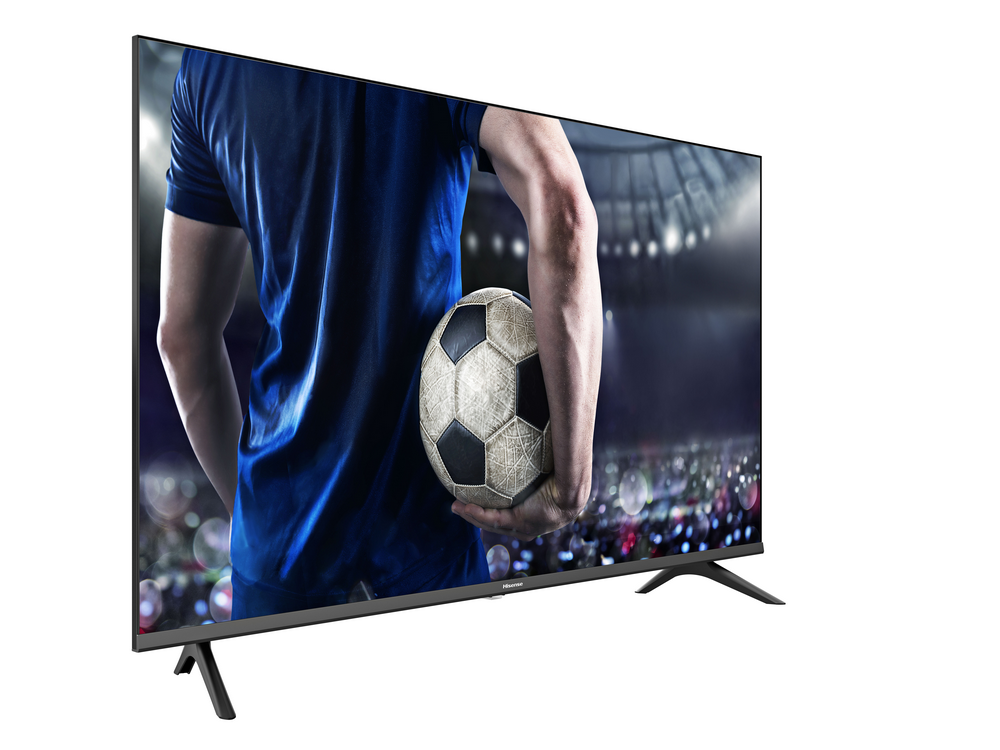 Un televisor mostrando un partido de fútbol. Un jugador sostiene un balón en un estadio con luces.