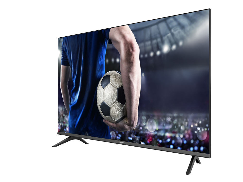 Un televisor moderno que muestra un partido de fútbol, un jugador sostiene un balón.