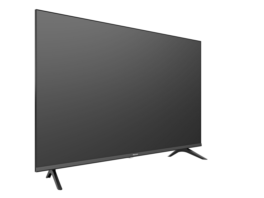 Televisor Hisense de pantalla plana grande sobre fondo blanco, vista en ángulo.