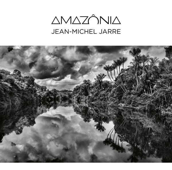 Zwart-wit afbeelding van een rivier die een jungle en bewolkte lucht weerspiegelt. 'AMAZÔNIA'.