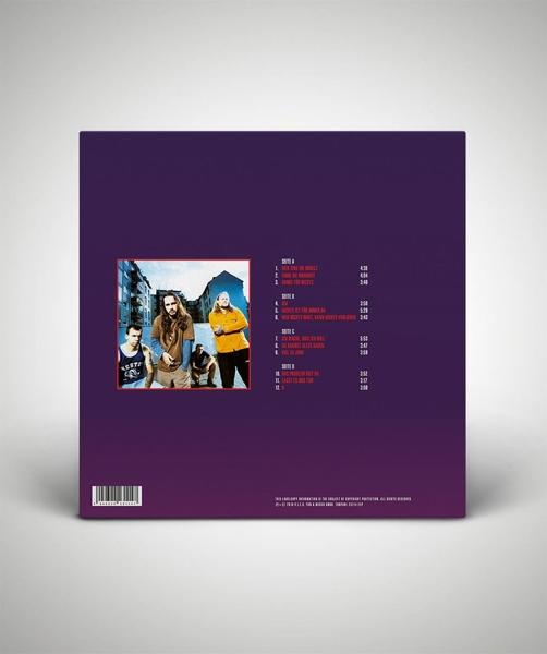 Rückseite eines Vinyl-Schallplattenalbums mit Titellisten und Bildern von Personen.