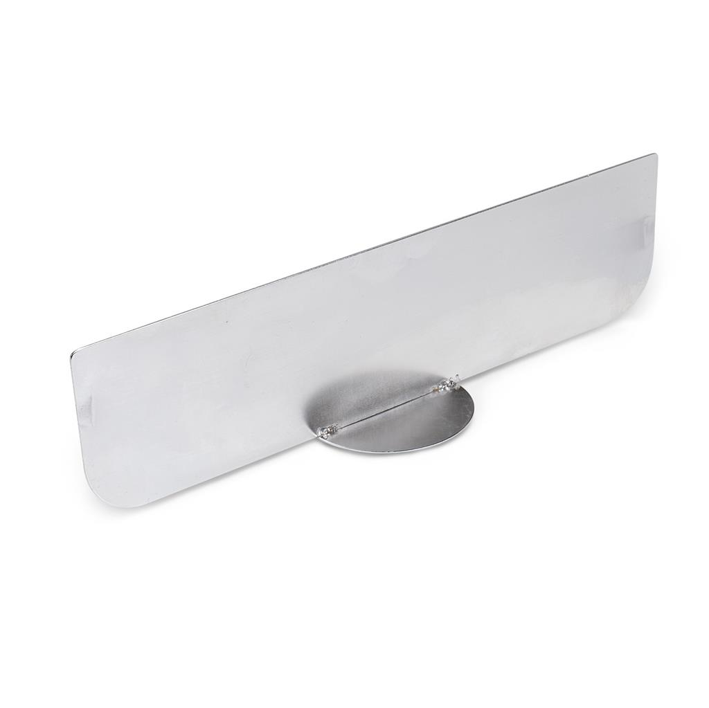 Ein silbernes Metallblech mit gebogenem Boden und rundem Aufsatz auf weißem Hintergrund.