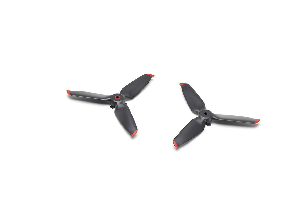 Zwei schwarze Propeller mit roten Spitzen. Weißer Hintergrund. Sie sind leicht abgewinkelt.