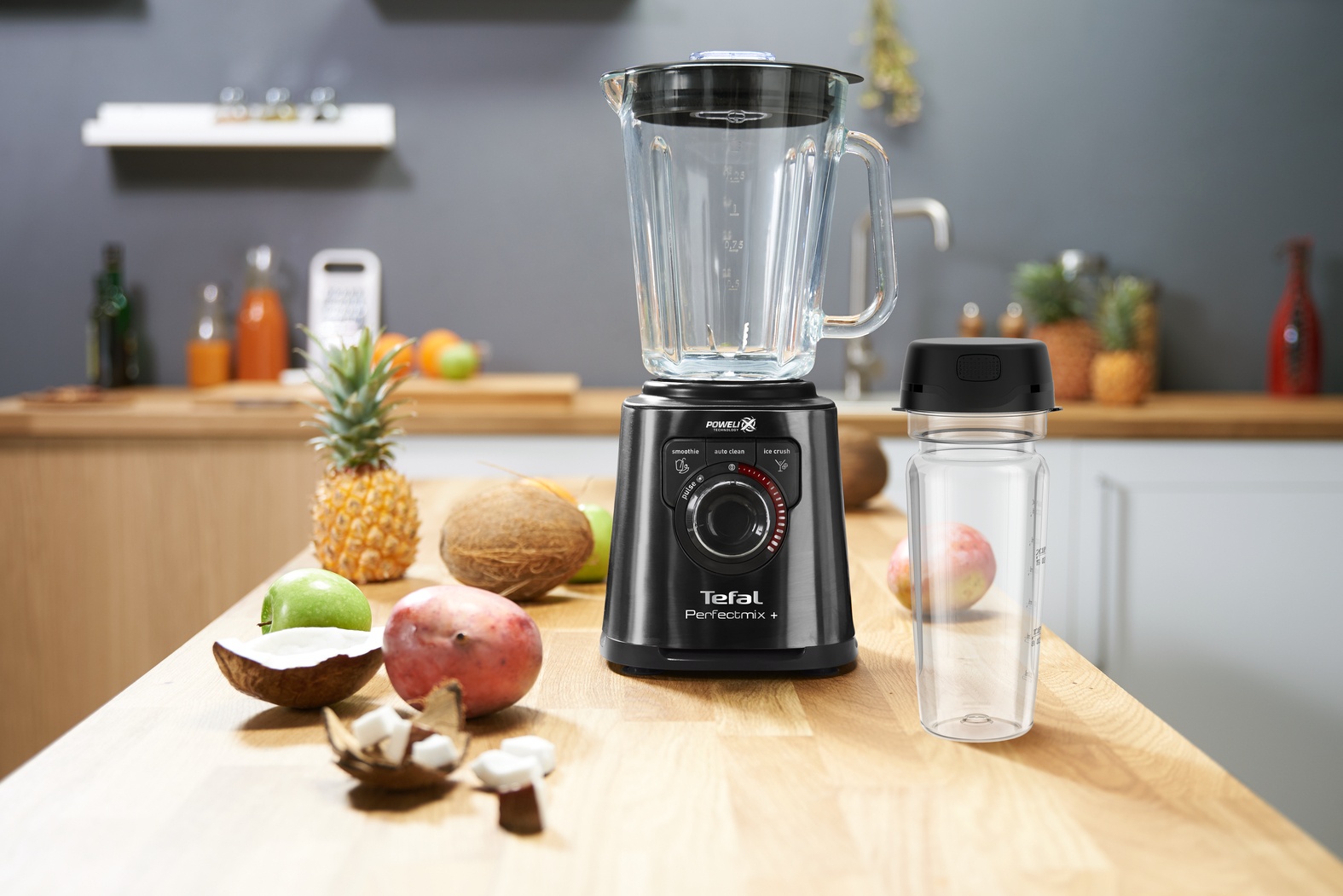 Tefal blender met fruit op houten tafel.