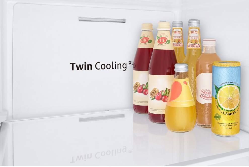 Innenraum eines Kühlschranks mit verschiedenen Flaschen Saft und Limonade, gut organisiert auf Regalen.