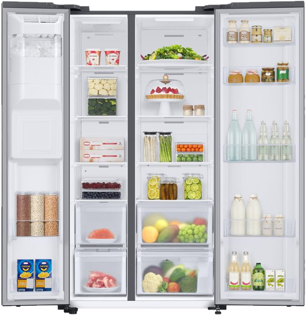 Ein Kühlschrank mit offenen Türen, der Regale mit Lebensmitteln wie Obst, Gemüse und verpackten Artikeln zeigt.