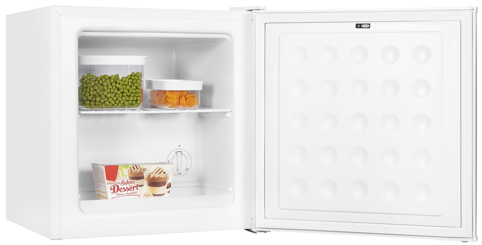 Ein weißer Kühlschrank mit offener Tür. Im Inneren befinden sich Erbsen, Karotten und ein Dessert. Weißer Hintergrund.