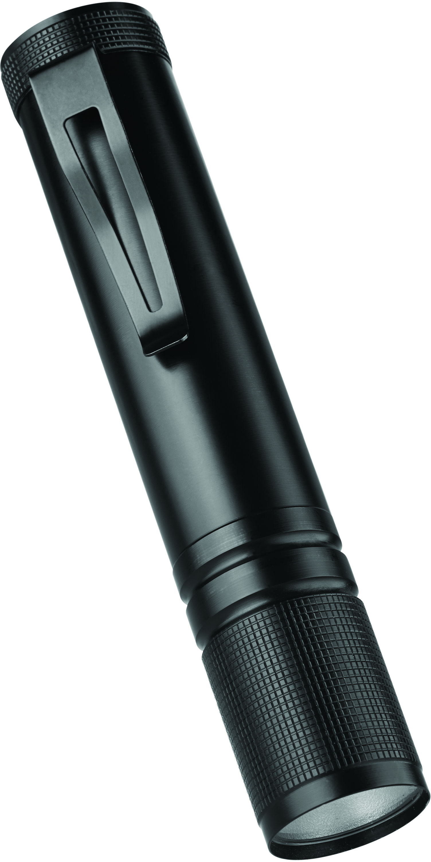 Une lampe de poche noire, avec un clip et une poignée texturée, inclinée sur fond blanc.