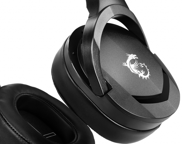 Schwarzes Gaming-Headset mit Drachenlogo. Die Ohrmuscheln und der Kopfbügel sind sichtbar. Der Hintergrund ist schwarz.