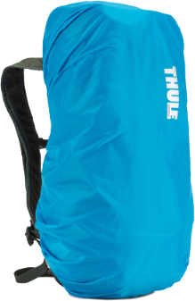 Une housse de sac à dos bleue avec le mot THULE écrit en blanc en haut. Elle recouvre un sac à dos.