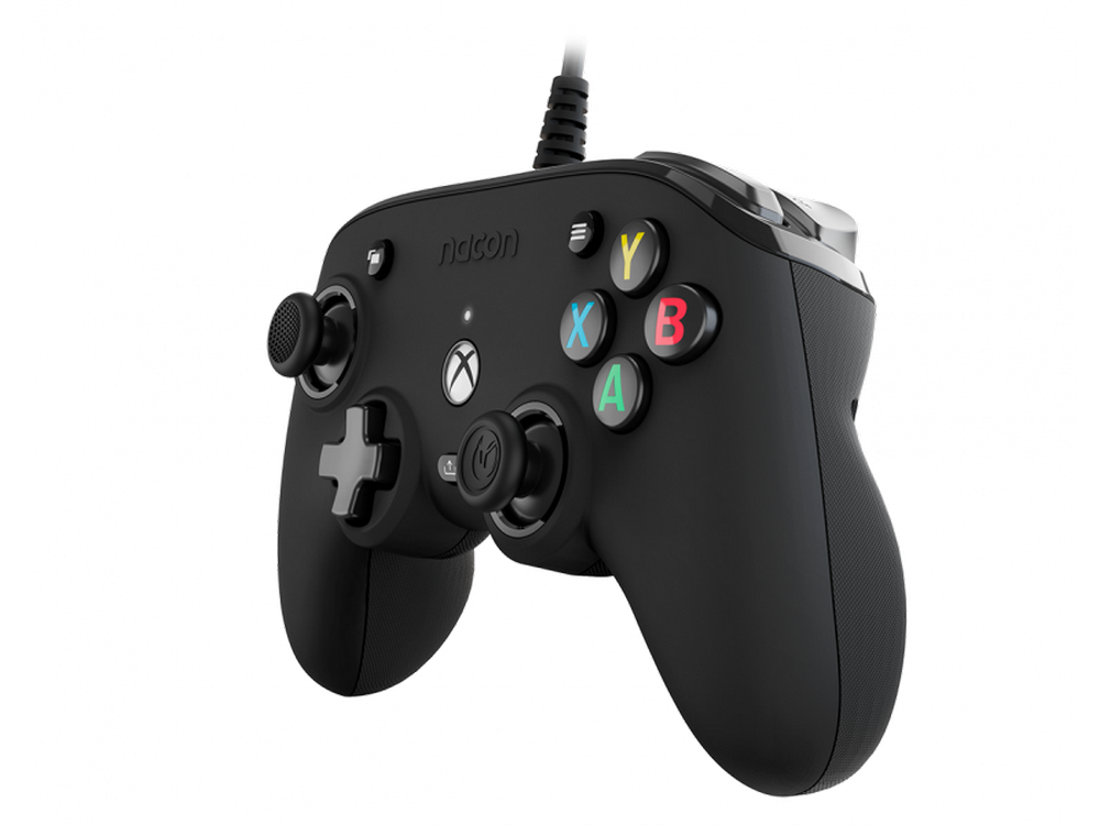 Mando Xbox negro. Botones, cruceta y sticks analógicos. El mando está en ángulo.
