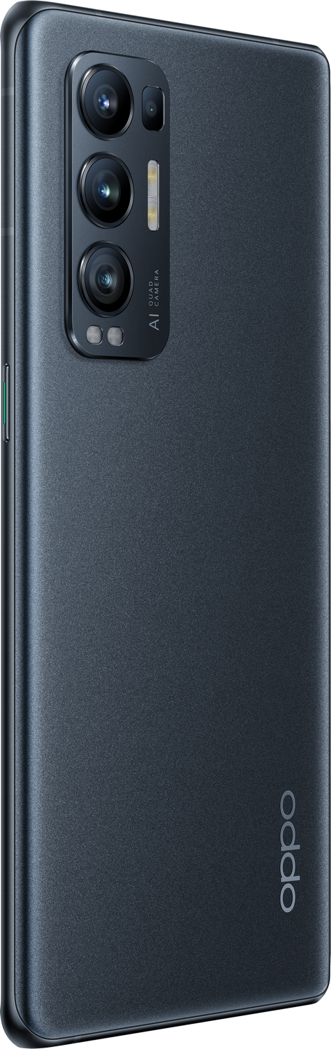 Un smartphone gris oscuro con tres cámaras y flash en la parte trasera, vista lateral.