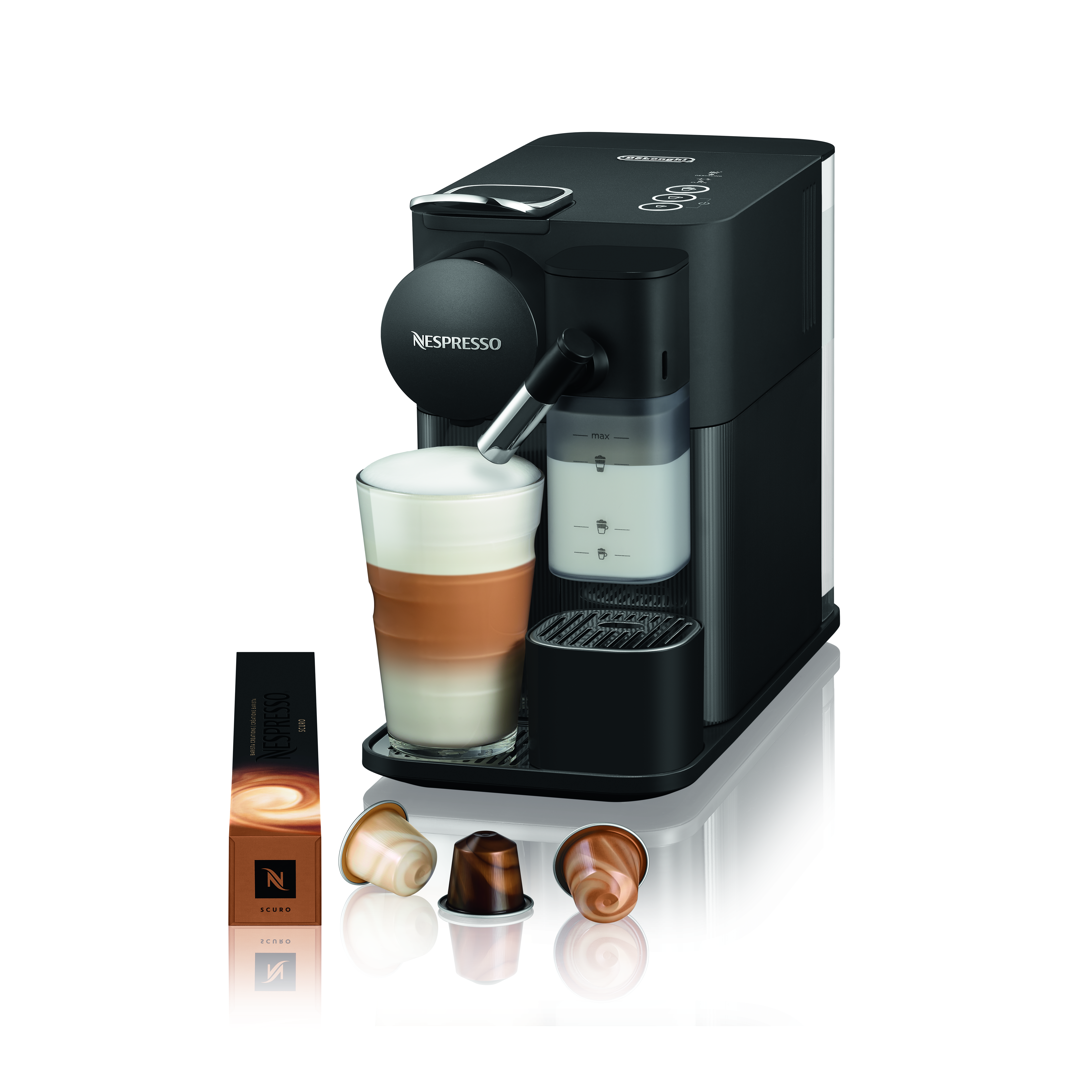Eine Nespresso-Maschine mit Latte, Kaffeekapseln und einer Schachtel. Die Maschine ist schwarz und silber.