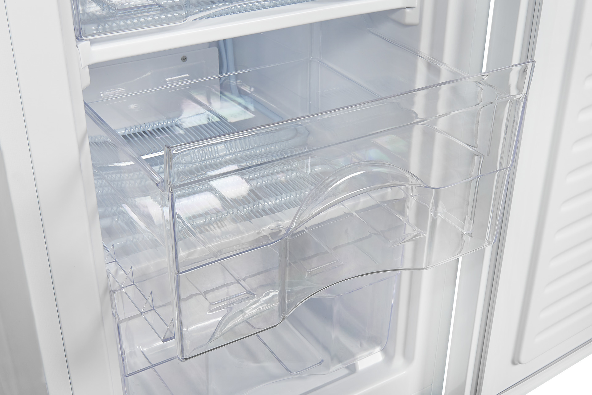 Nahaufnahme eines Kühlschrankinneren. Klare Kunststoffschubladen und -regale sind sichtbar. Weißer Hintergrund.