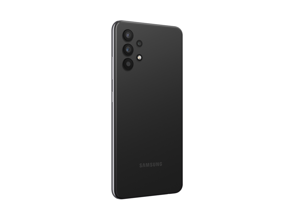 Teléfono negro, vista trasera, con triple cámara y el logotipo de Samsung en la parte inferior.