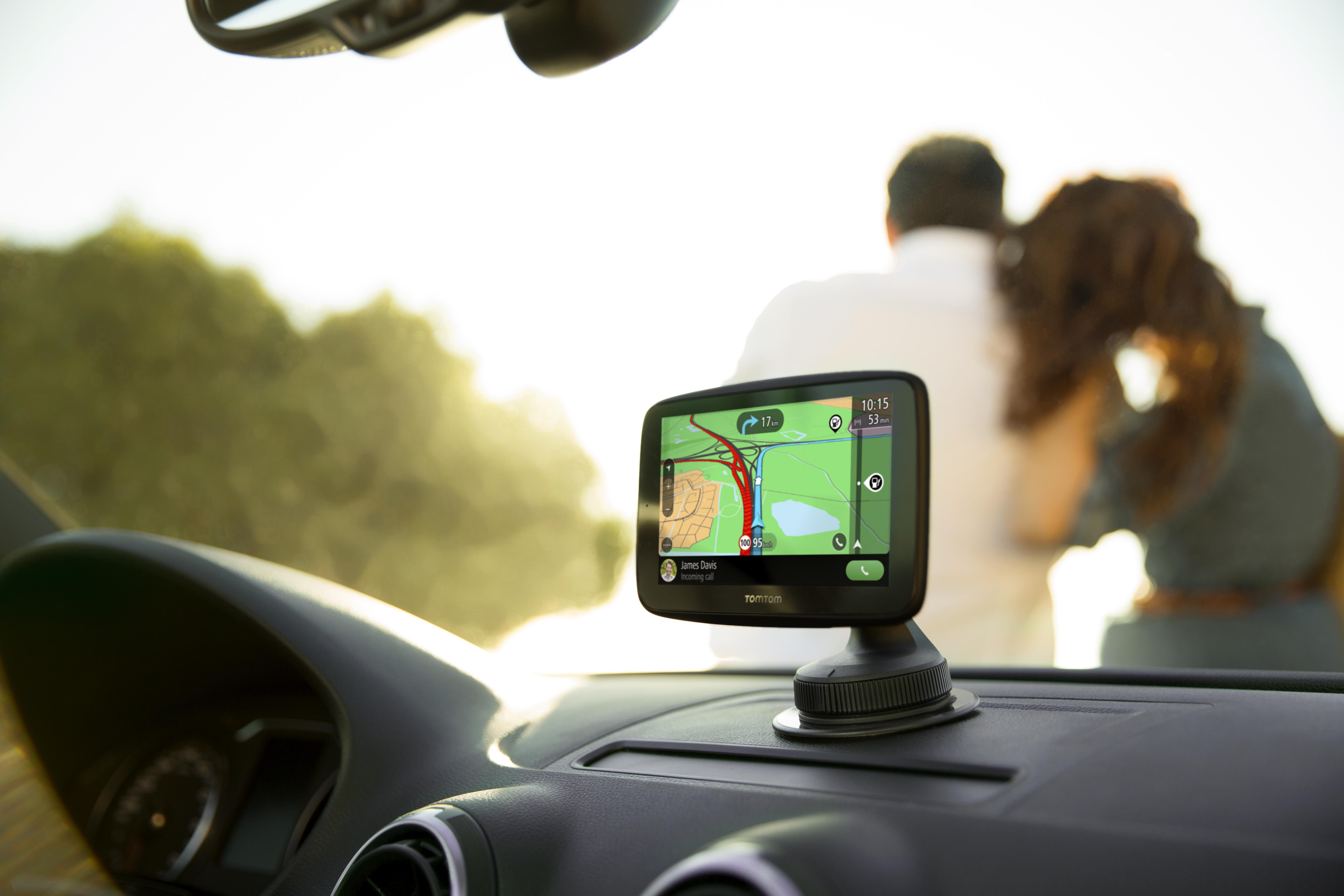 TomTom Navigationsgerät GO Essential (6 Zoll, Stauvermeidung dank TomTom Traffic, Karten-Updates Europa, Freisprechen, Updates über Wi-Fi, hochwertige Halterung, TMC)