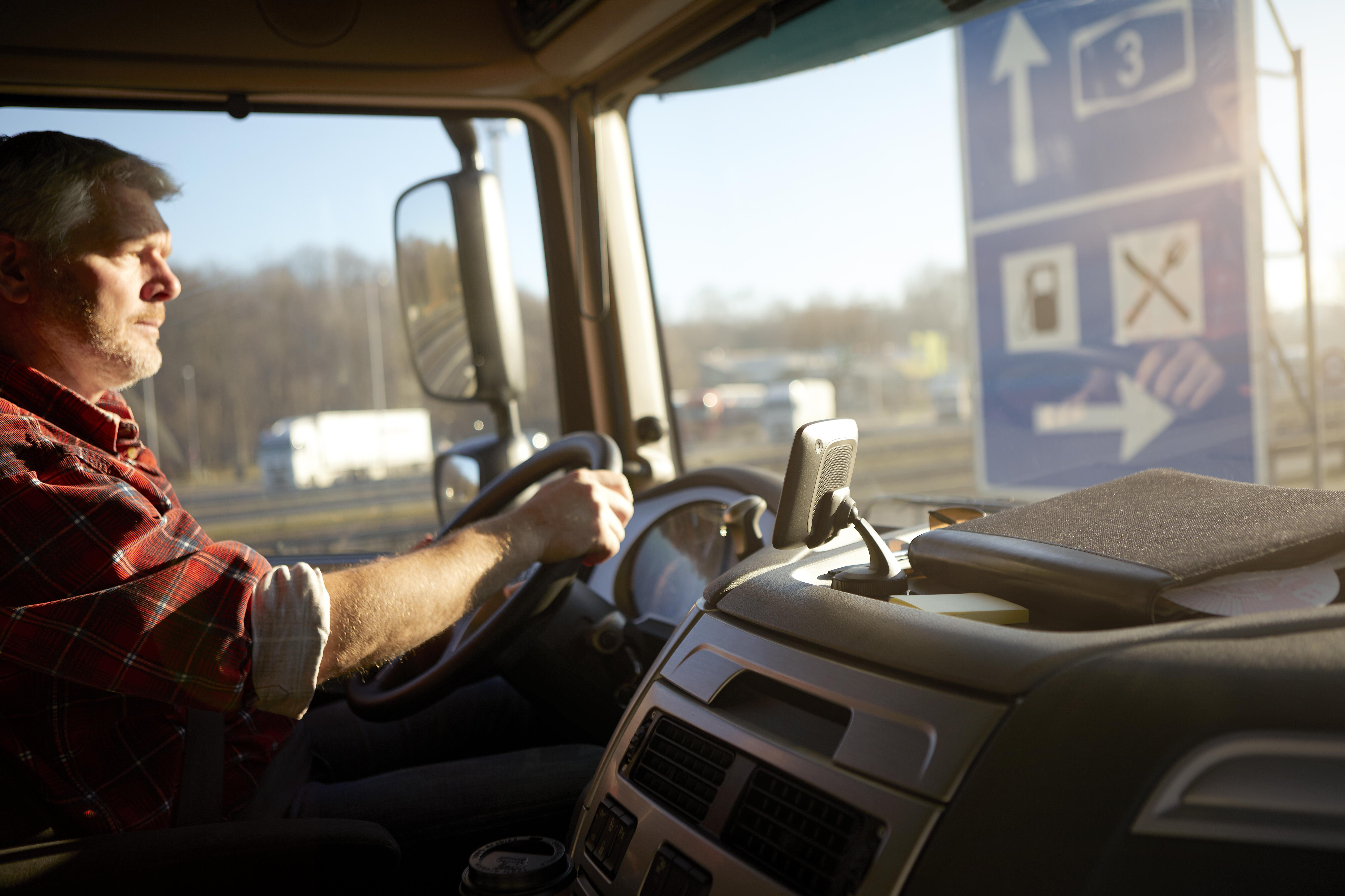 TomTom LKW-Navigationsgerät GO Professional 6200 (6 Zoll, Sonderziele und Routen für LKW, Karten-Updates Europa, Updates über Wi-Fi, hochwertige Halterung)