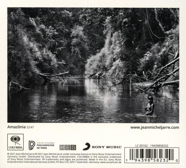 Ein Schwarzweißfoto einer Flussszene mit einer Person im Wasser und Bäumen an den Seiten.