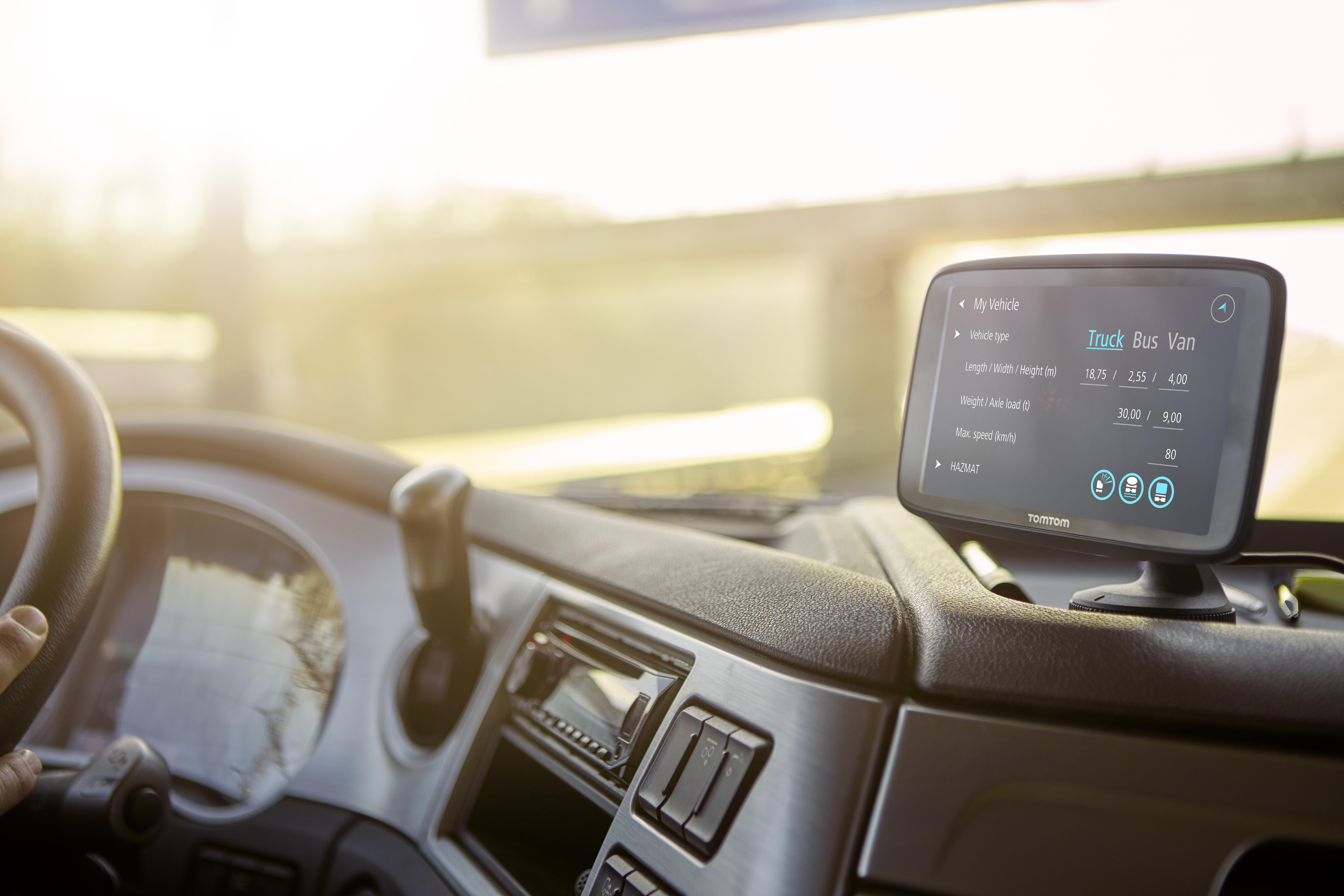 TomTom LKW Navigationsgerät GO Professional 6250  (6 Zoll, Sonderziele und Routen für LKW, Stauvermeidung dank TomTom Traffic, Karten-Updates Europa, Updates über Wi-Fi, hochwertige Halterung) 