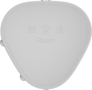 Ein weißes, abgerundetes, flaches Gerät mit dem Wort „Roam“ in der Mitte und verschiedenen Logos.