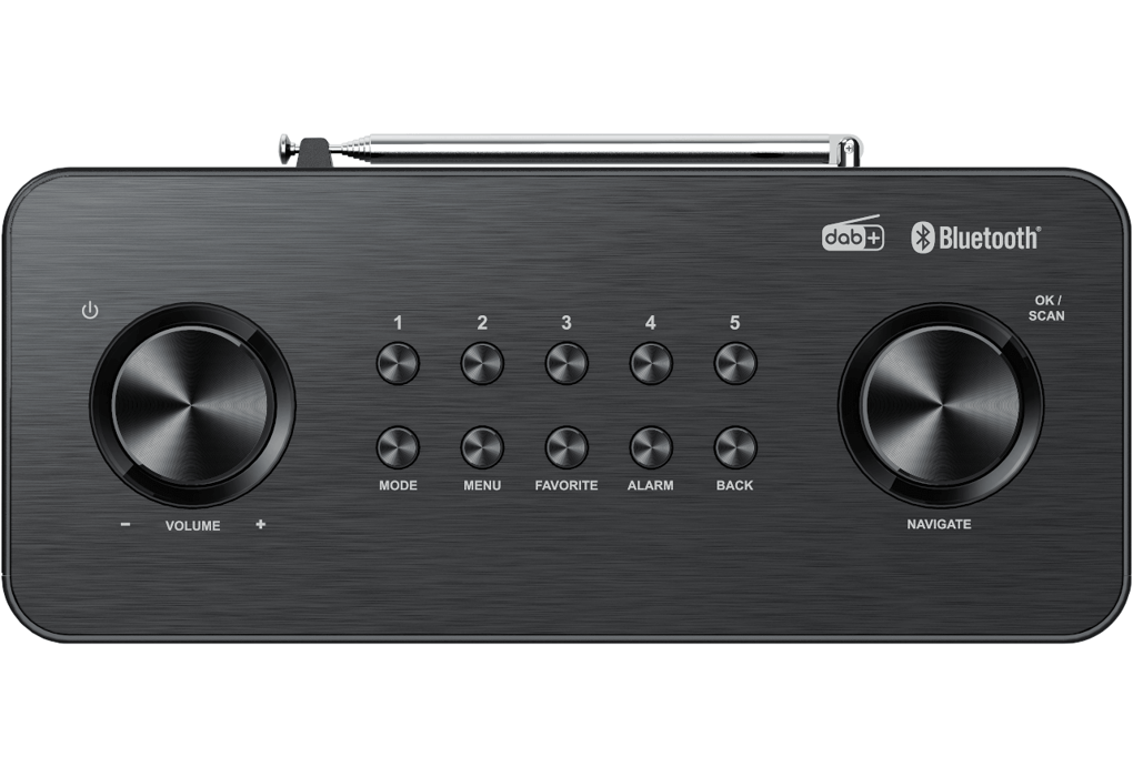Schwarzes Radio mit Knöpfen und Drehreglern. DAB+ und Bluetooth Logos sind sichtbar. Das Radio steht auf einer weißen Oberfläche.