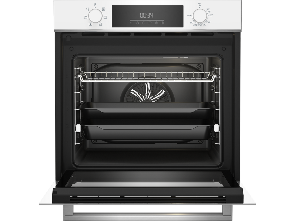 Un horno con la puerta abierta, mostrando rejillas, un ventilador y dos bandejas. Una pantalla digital muestra la hora.